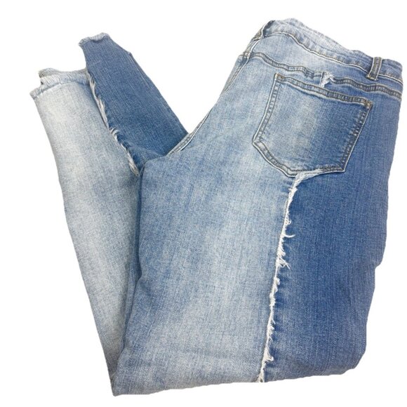 Hayden Medium (Actual 28x23) Front Seam Raw Hem Two Tone Crop Blue Jeans EUC - Picture 1 of 9